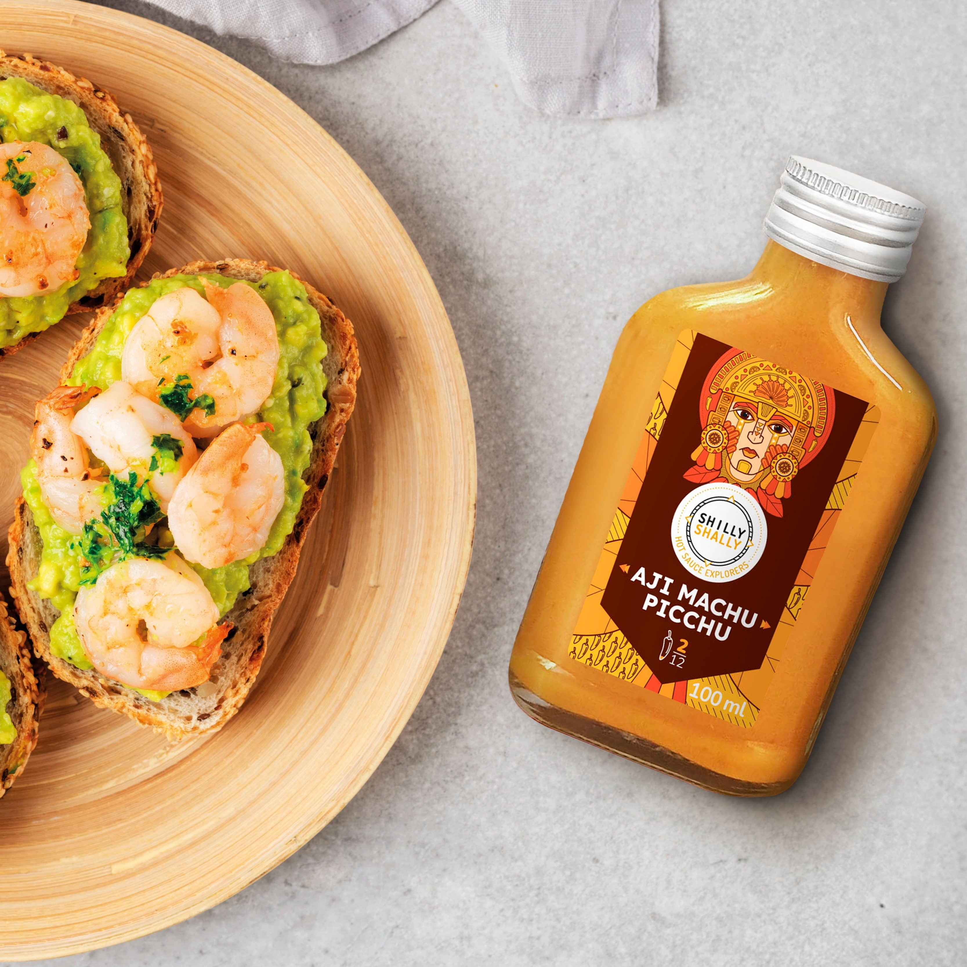 Sauce d'inspiration péruvienne Aji Machu Picchu aux notes de poivron, passion et fève tonka servie avec des avocado toasts aux crevettes.