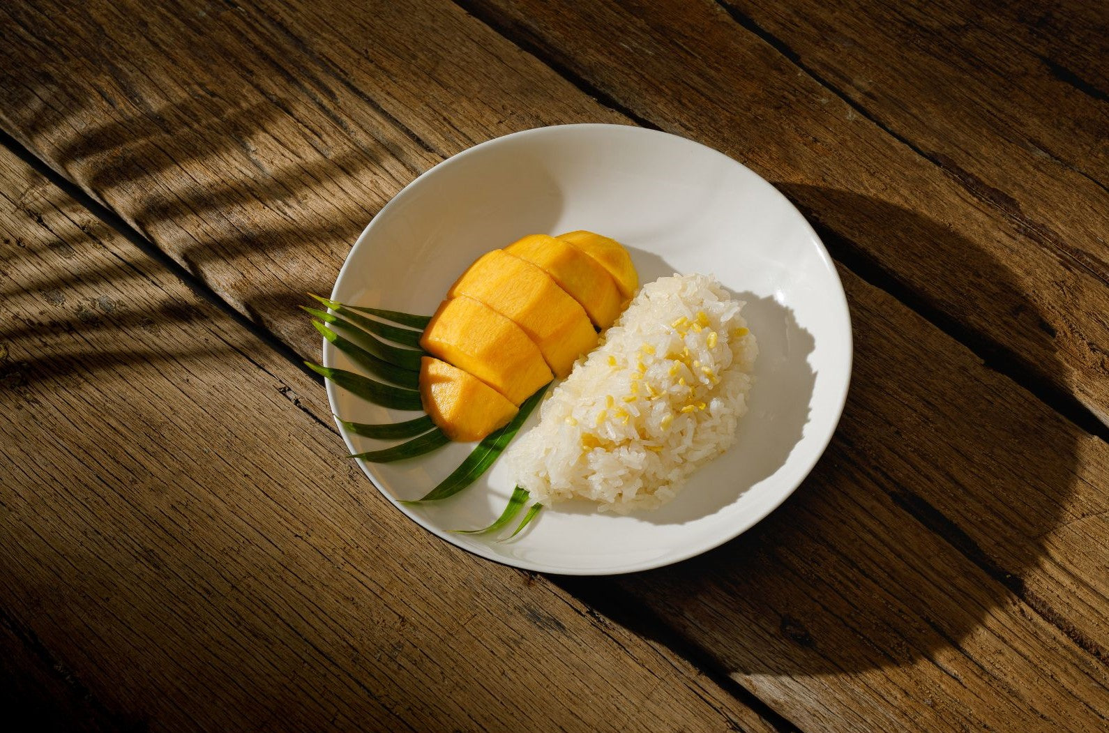 Recette de dessert thailandais à base de riz, de mangue et de sauce pimentée